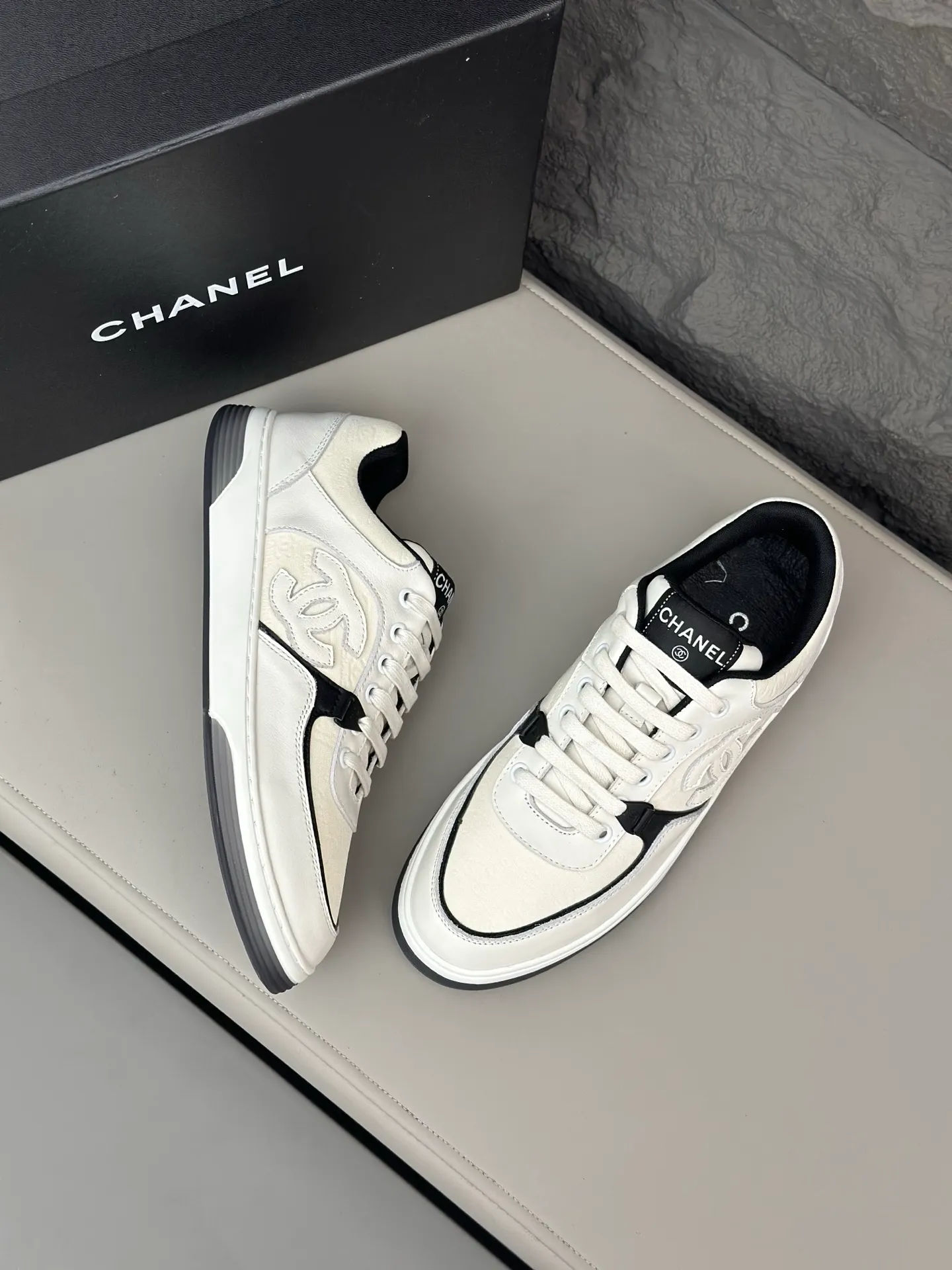 💰740 Chanel, 2024 spring new style / ♞size; 38~45 (38 45 customized) Men's Chanel sneakers, January's style premium is super serious, basically you can't buy it. The counter sister received this color and it happened to be in my men's size. I really didn't like it at first, but after I put it on, I found it to be very versatile. The same design of the diamond surface of the classic CF flap bag is very recognizable, and the double C The logo is not too high-profile. I love it. I recommend this one and you must try it on. You can’t tell how handsome it is by looking at the pictures.